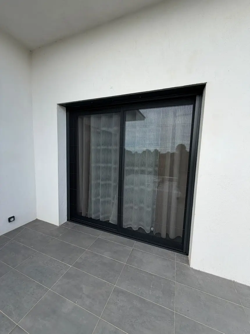Moustiquaire plissée 2 vantaux, coloris anthracite — réalisation ALUBELLE en Provence