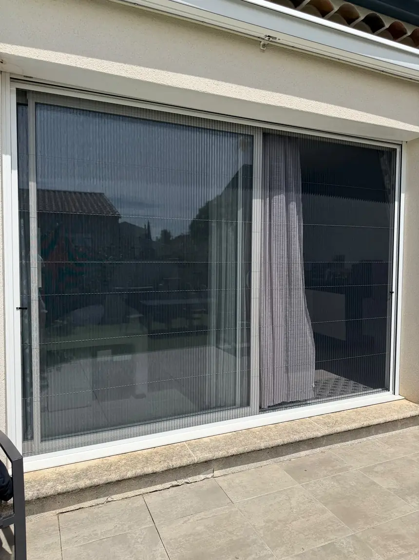 Moustiquaire plissée sur baie coulissante — réalisation ALUBELLE en Provence