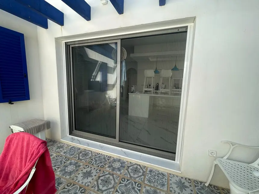 Moustiquaire plissée 2 vantaux sur baie de cuisine — réalisation ALUBELLE en Provence