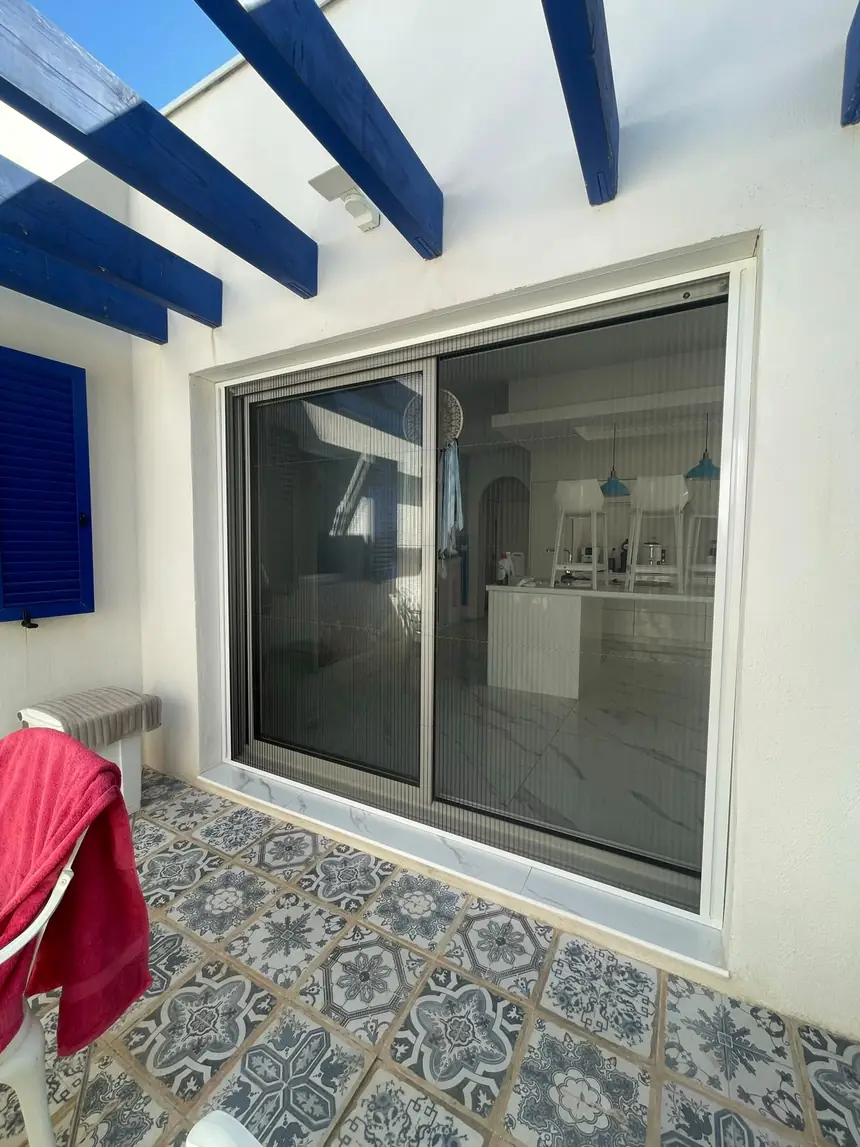 Moustiquaire plissée sous pergola — réalisation ALUBELLE en Provence