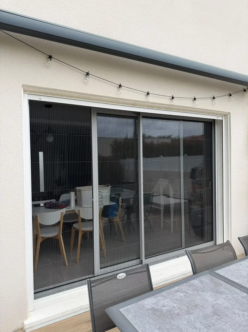 Moustiquaire plissée sur baie sous store banne — réalisation ALUBELLE en Provence