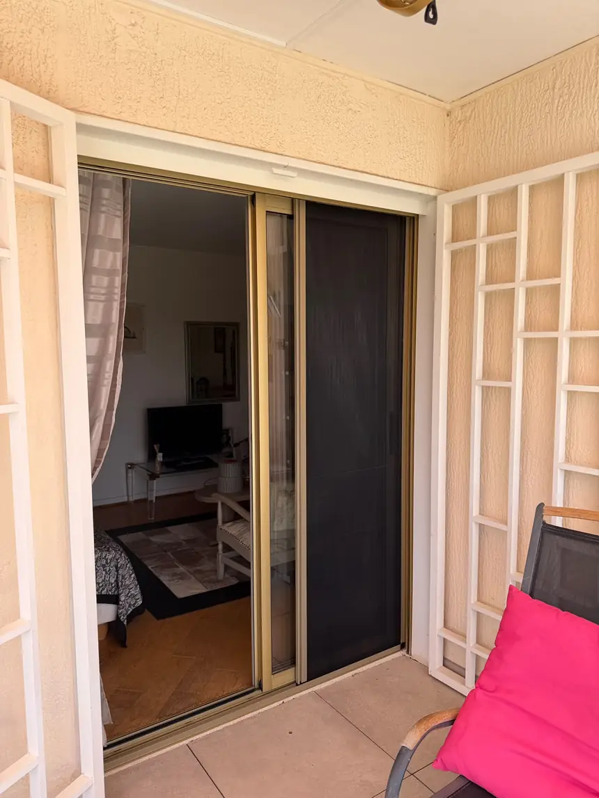 Moustiquaire plissée sur baie d'appartement — réalisation ALUBELLE en Provence