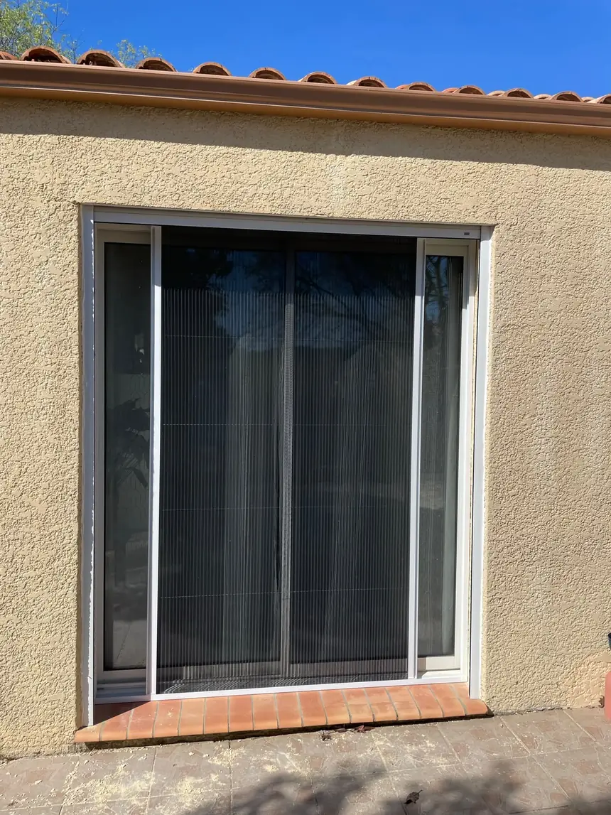 Moustiquaire plissée 2 vantaux sur porte-fenêtre — réalisation ALUBELLE en Provence